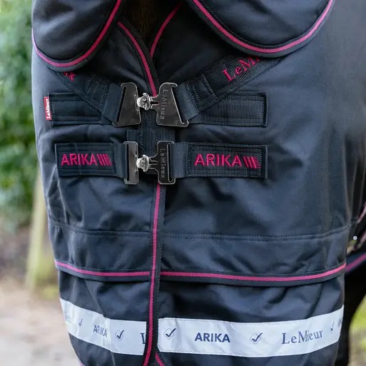 Попона зимняя прогулочная Arika Storm-Tek Rug Black, 350 гр., 1200D. LeMieux 4
