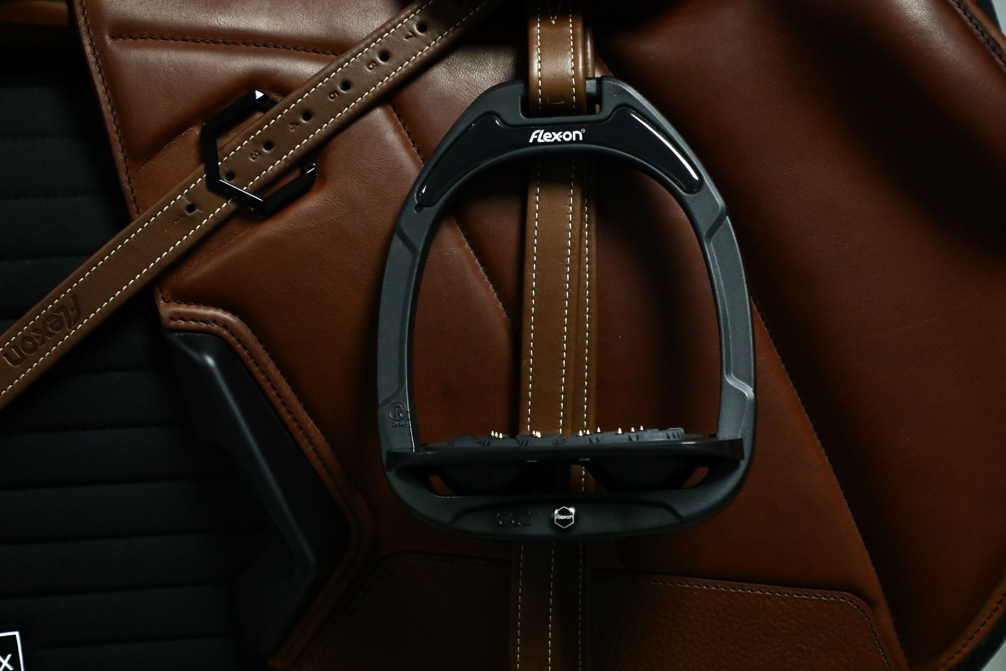 Стремена амортизирующие Green Composite Black, прямая платформа. Flex-On 2