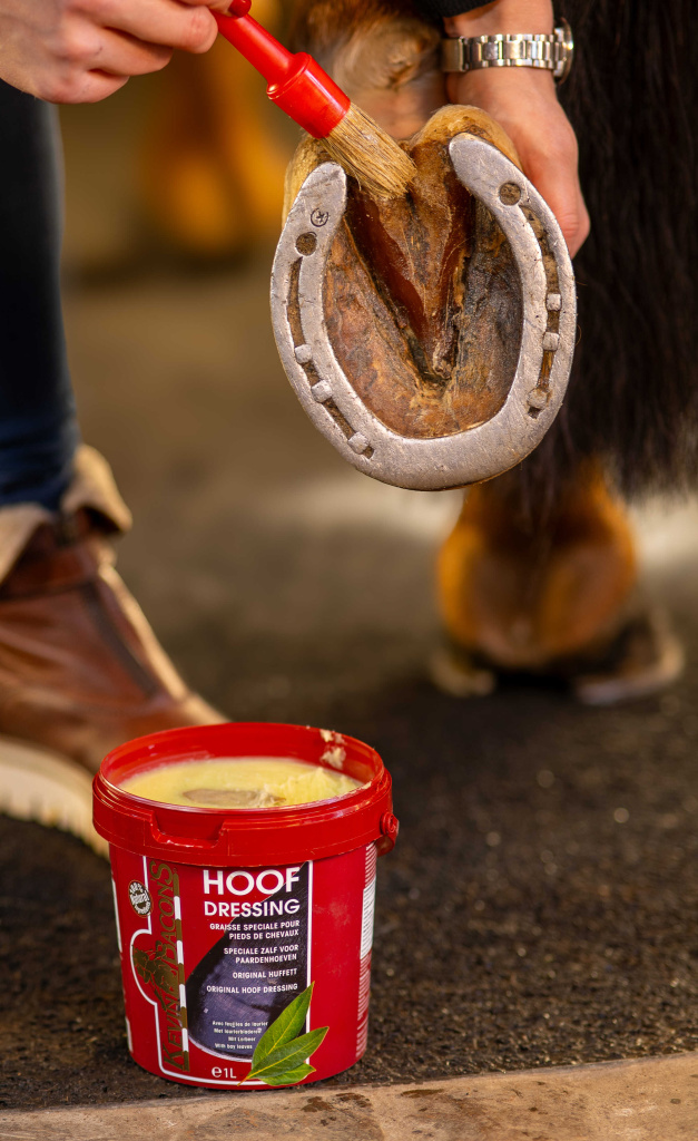 Мазь для копыт универсальная Hoof Dressing Original, 1 кг. KEVIN BACON'S 3