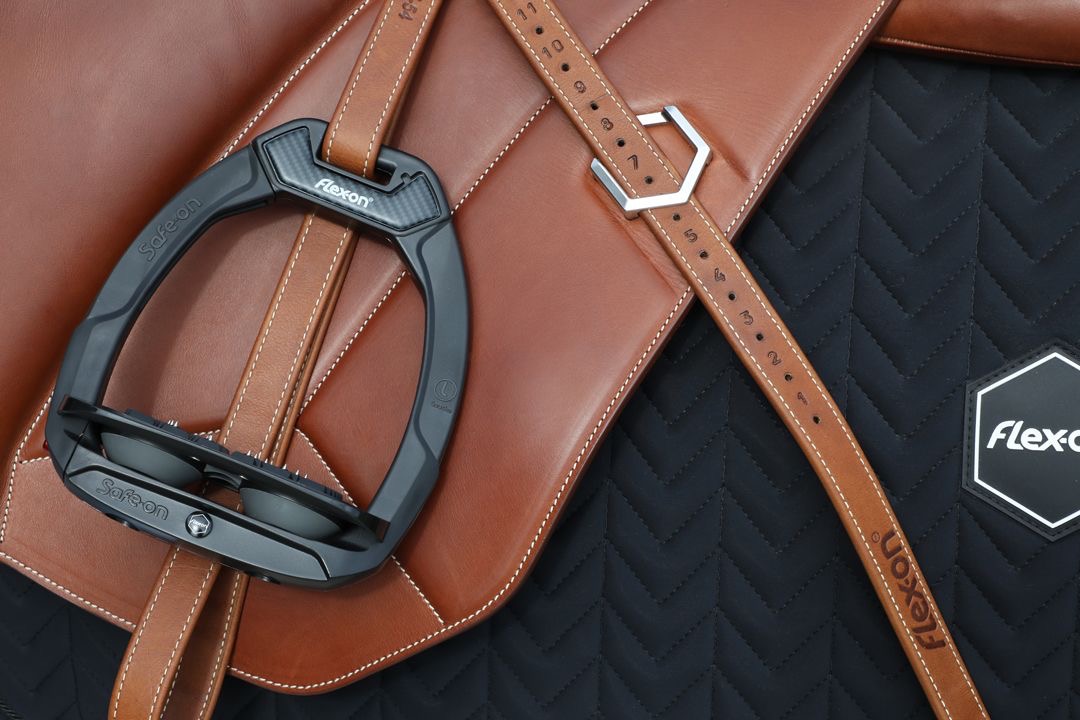 Стремена безопасные Safe-On Black, платформа с наклоном. Flex-On 2